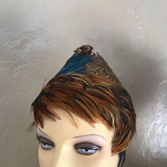 FASHIONABLE 1950s\' MULTICOLORED FEATHER CAP WITH POINTY CROWN